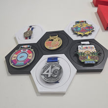 Cargar imagen en el visor de la galería, Exhibidor de medallas - Hexágono